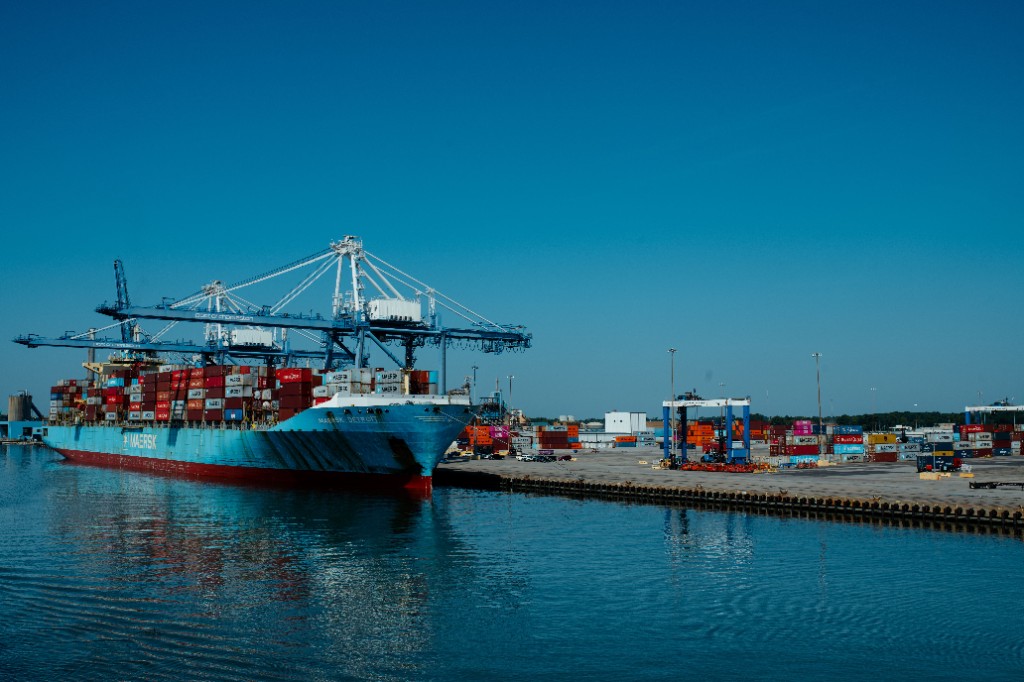 Vessel operations at port